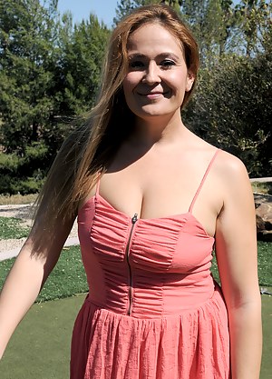 Free MILF Outdoor Porn Pictures